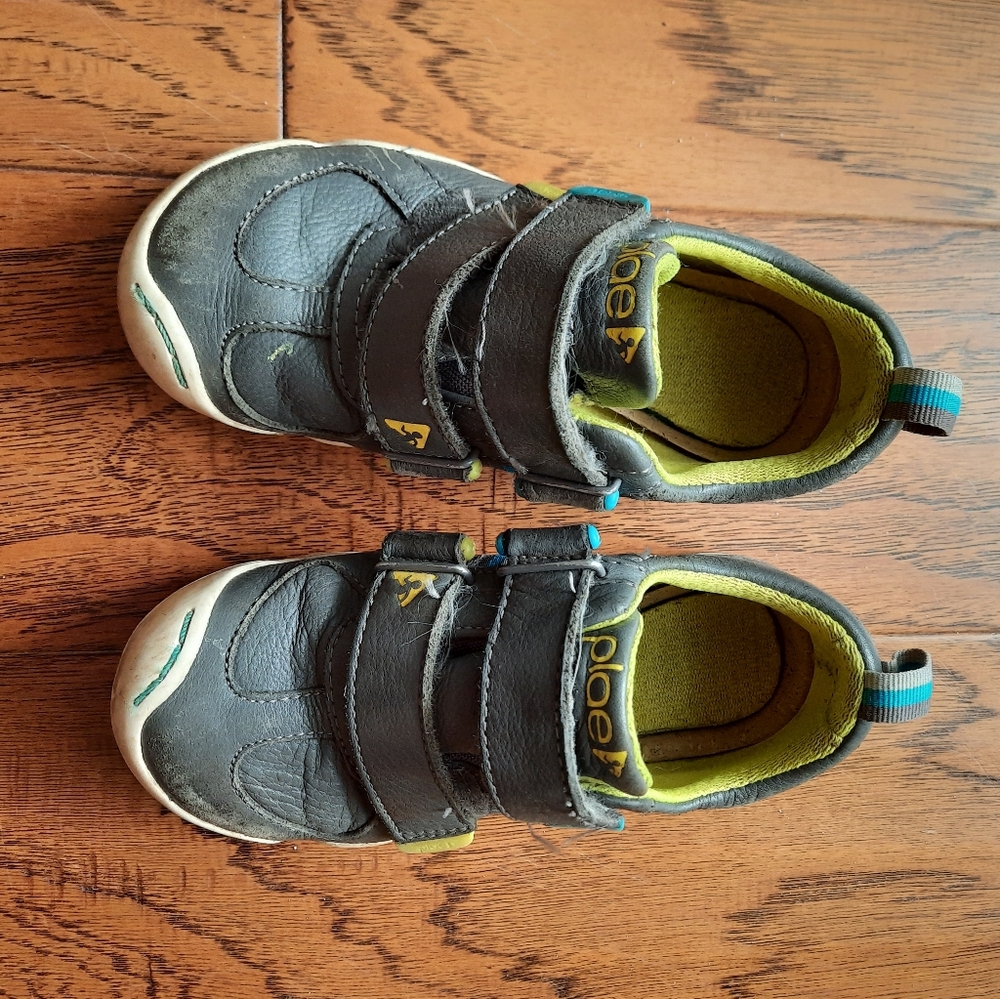 Boys sneakers size 10.5